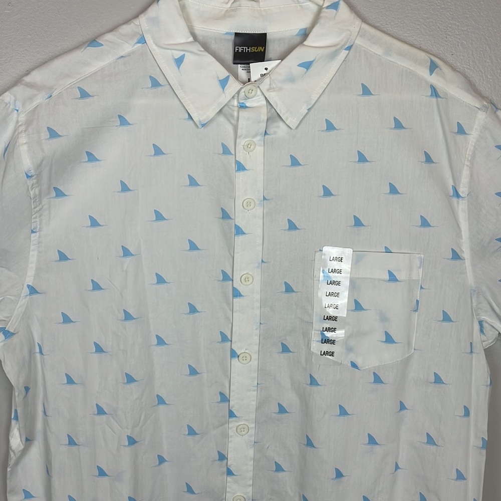 Fifth Sun Shark Fin Graphic Short Sleeve Button-Up Men’s Size Large
